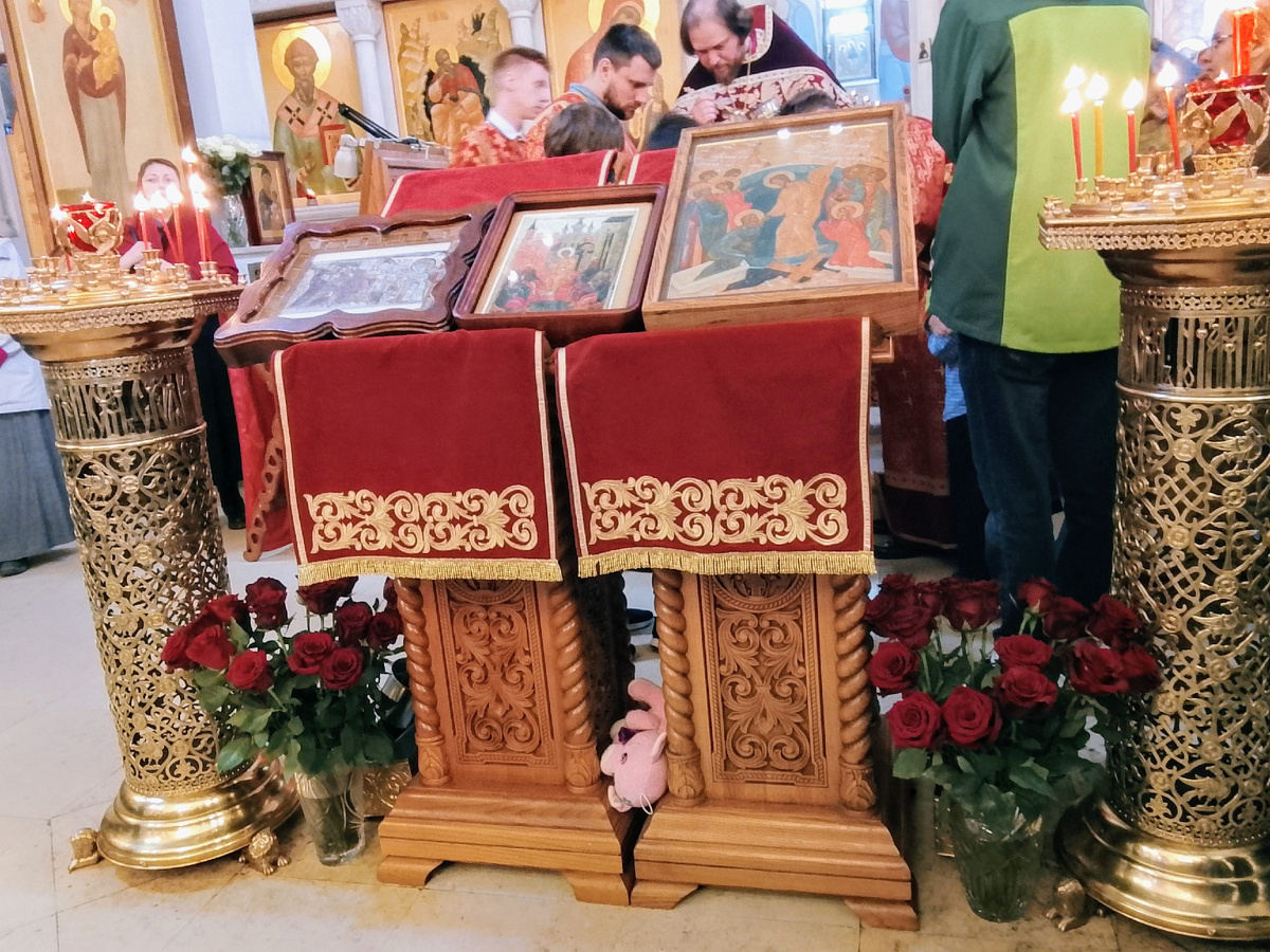 На самом деле я и есть вот тот розовый поросенок, застрявший между аналоями. Фотка из нашего храма, сделанная недавно, в день моих именин. И в принципе тут есть все, что нужно знать про наш храм