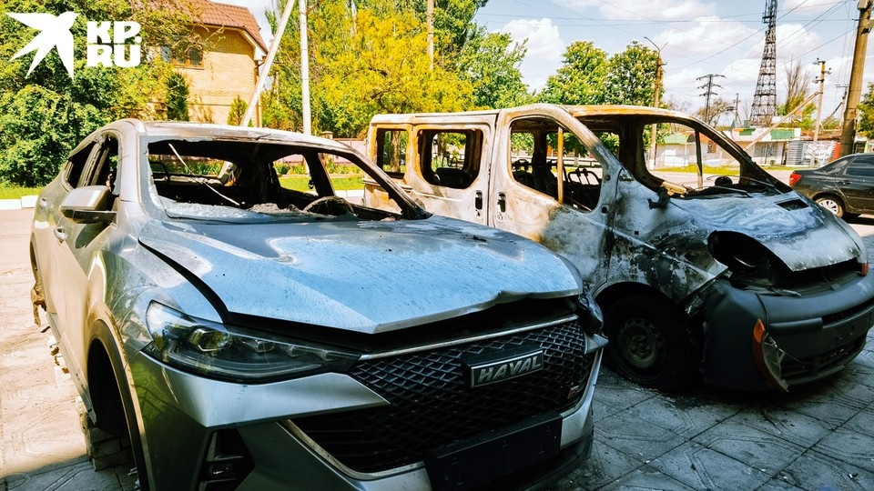 Стоящие на парковке машины чем-то помешали оператору украинского дрона Фото: Григорий КУБАТЬЯН
