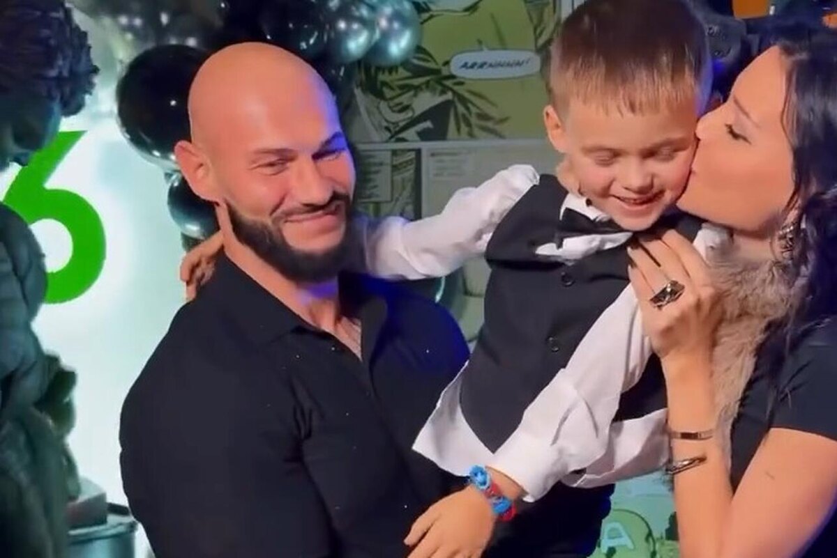    Оксана Самойлова и Джиган с сыном Социальные сети