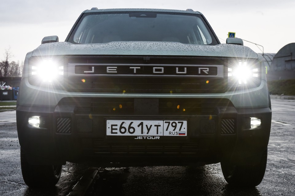    Строго анфас Jetour T1 не так-то просто отличить от T2. Но в целом разница в дизайне – вполне ощутимая. Фото: Евгений ТУМАШОВ.