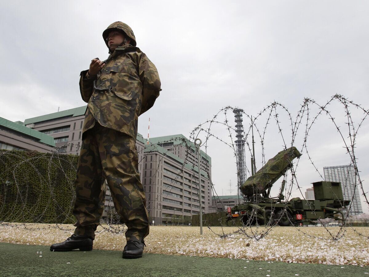    Японский военнослужащий рядом с комплексом Patriot в Токио | © AP Photo / Shizuo Kambayashi