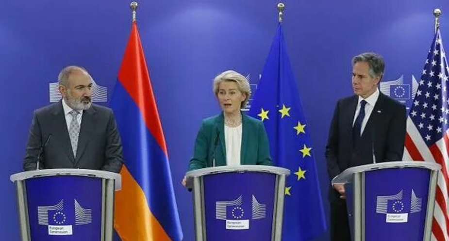 Чем -то похоже на персонажей "буратино"  -  полено -лиса ЕС - кот США.