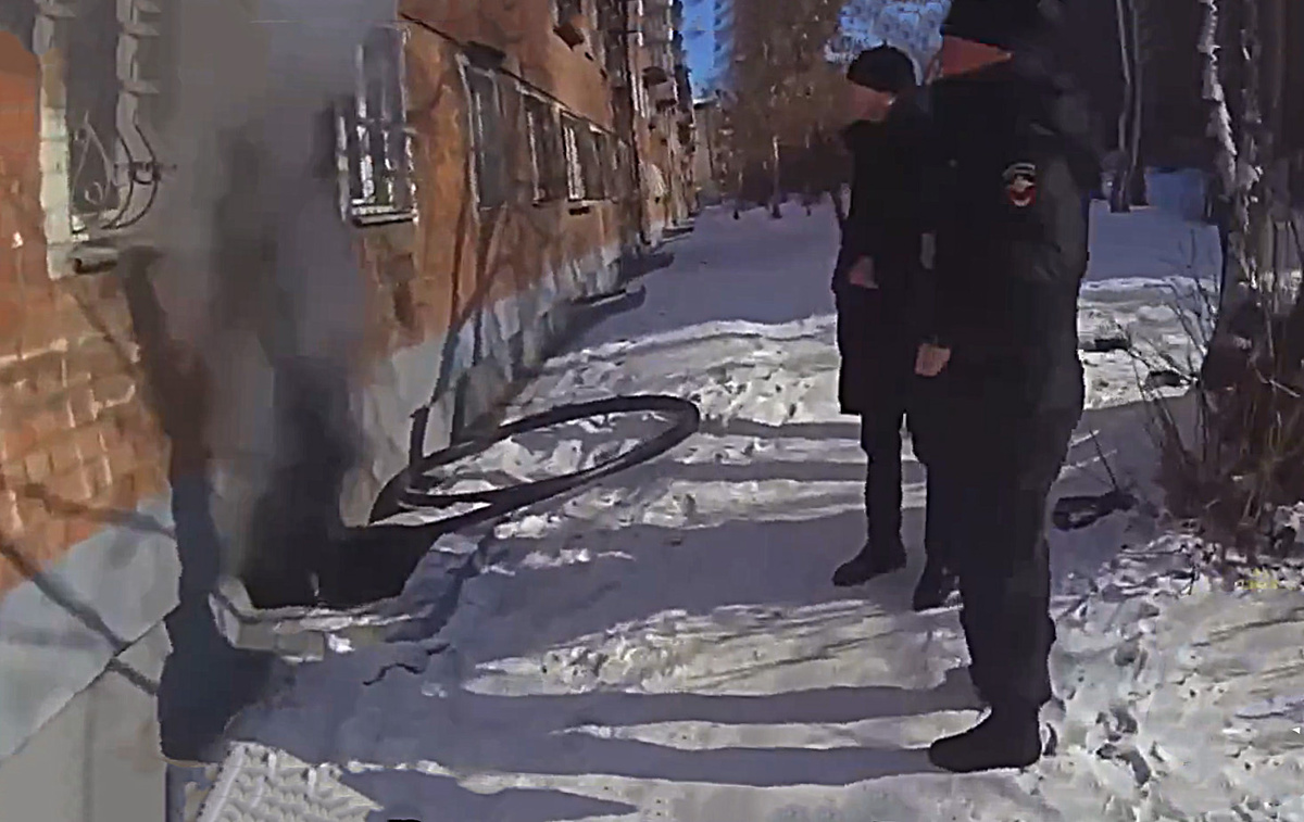 Самое начало - густой дым валил из подвала жилой пятиэтажки и заполнял подъезды.
Сразу было принято решение о немедленной эвакуации жильцов. Кадр с нагрудной камеры Владимира Квитки