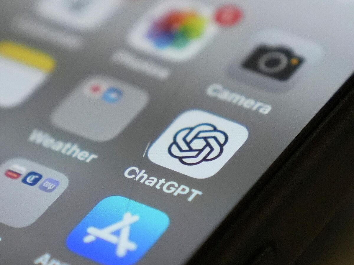    Значок приложения Chat GPT на экране смартфона | © AP Photo / Kiichiro Sato