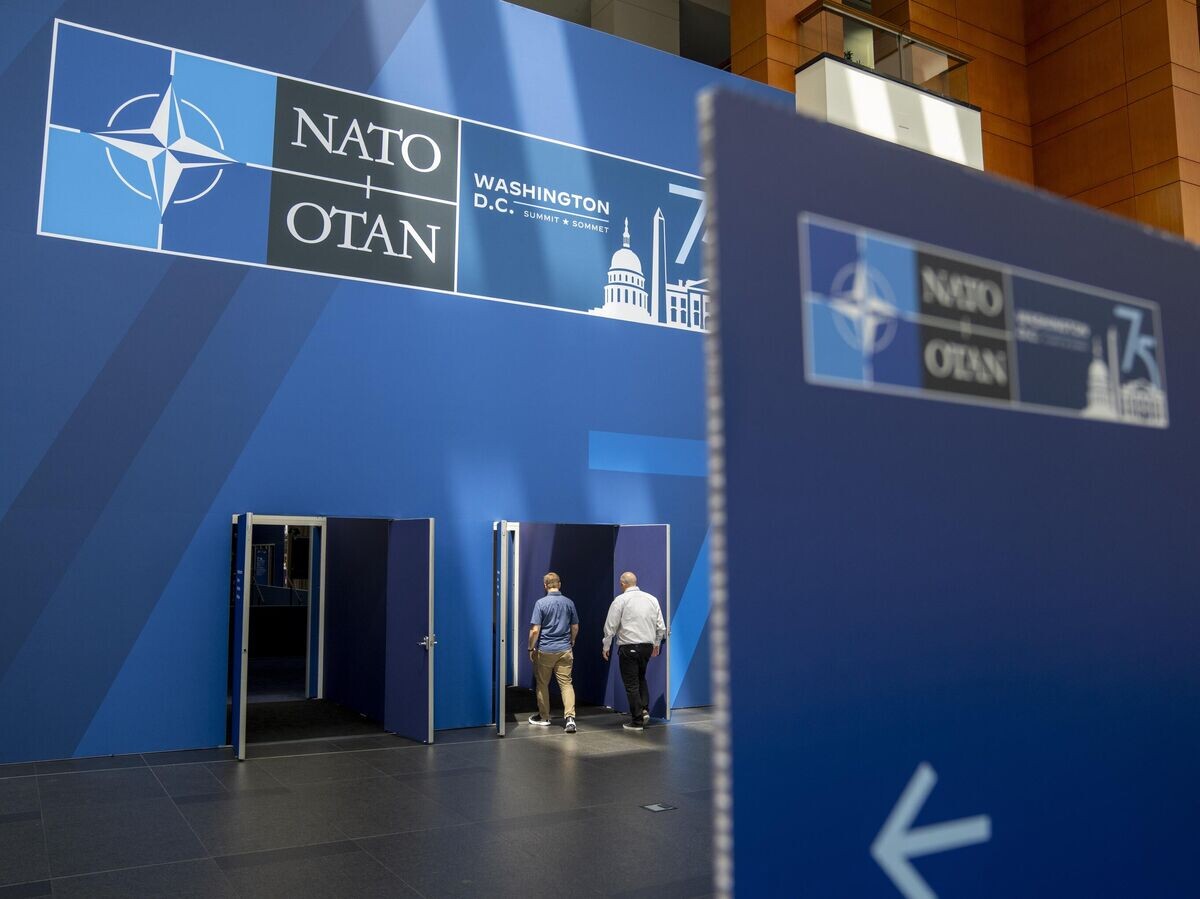    Символика НАТО перед началом саммита организации в Вашингтоне | © AP Photo / Jacquelyn Martin