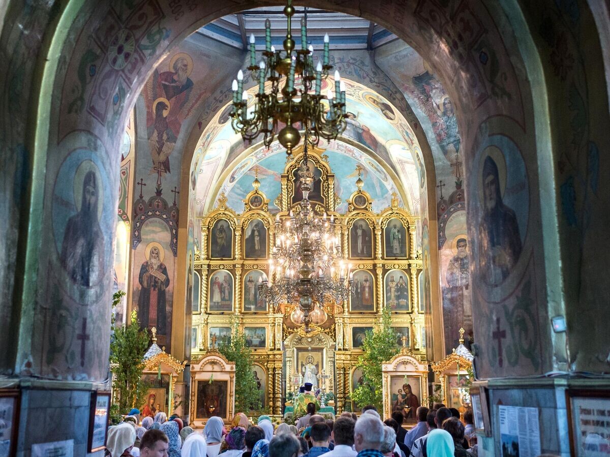    Прихожане во время богослужения в соборе Воздвижения Креста Господня в день праздника святой Троицы | © РИА Новости / Алексей Мальгавко
