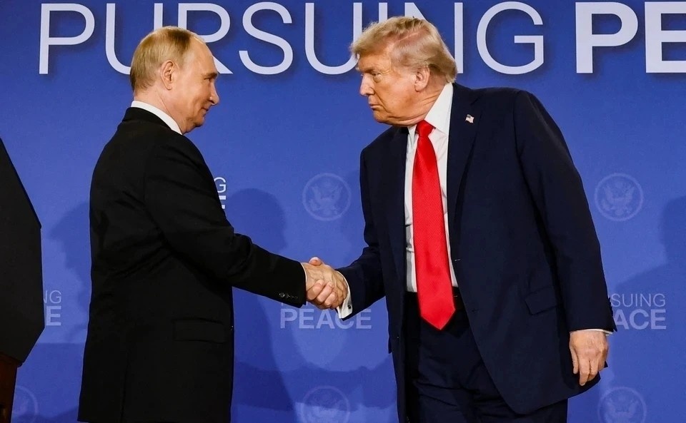    Фото с Путиным стало единственным групповым снимком Трампа в Пальмовой комнате REUTERS