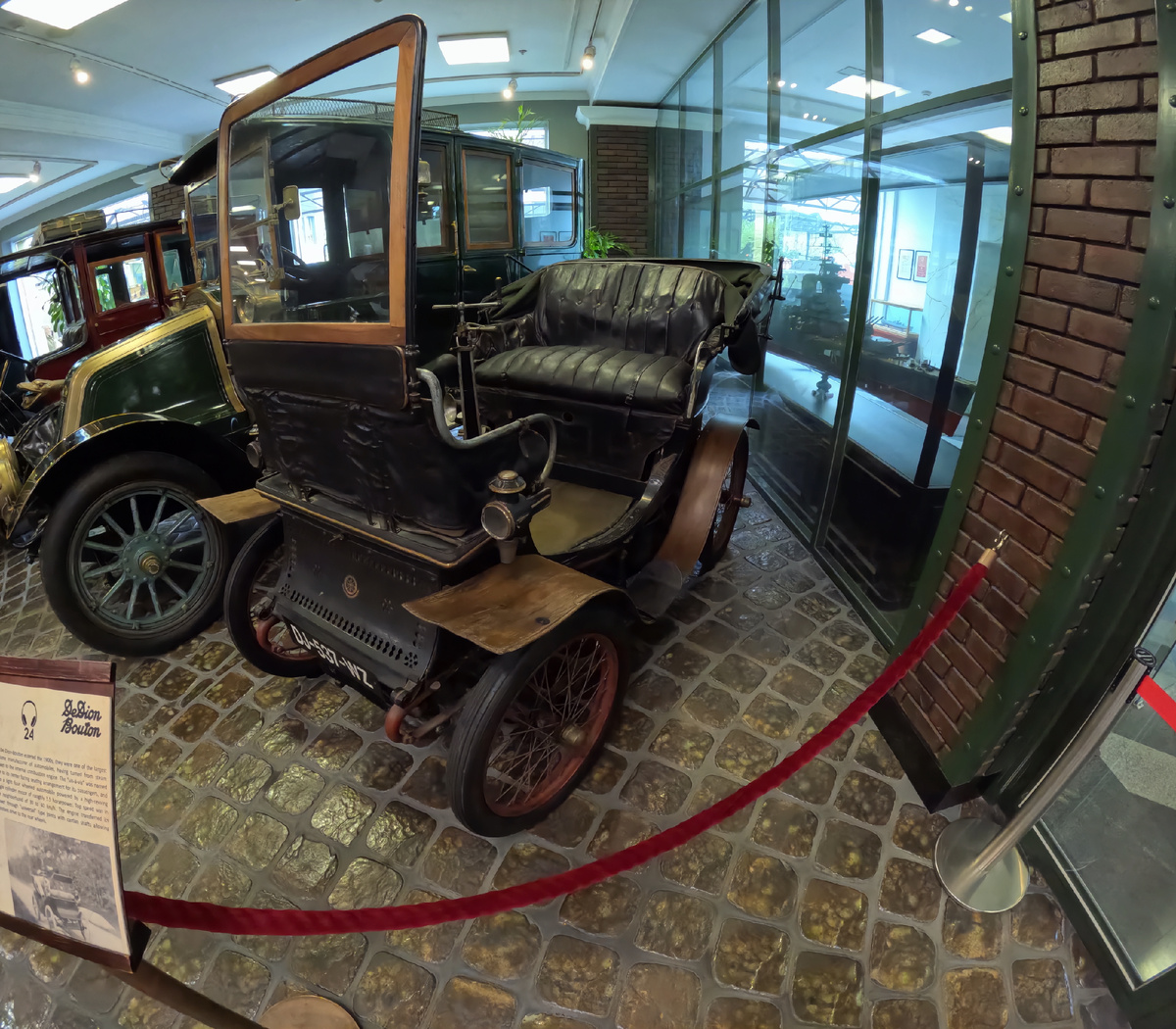 De Dion Bouton "vis a vis". 1902 год, максимальная скорость 40 км/ч.