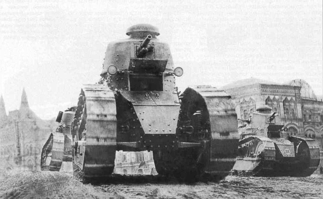 Танки РККА на параде. Впереди идёт трофейный Renault FT-17, позади слева — «Рено-русский» с пушечно-пулемётным вооружением. Москва, Красная площадь, 8 ноября 1924 года.