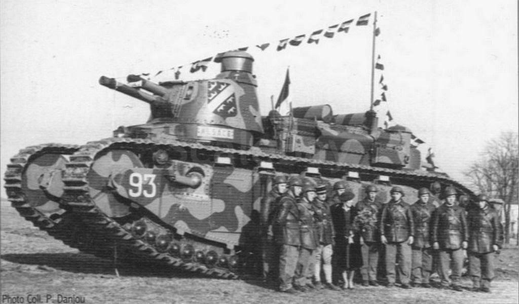 Французский тяжелый танк Char 2C, украшенный к параду, и его экипаж, 1930-е гг.