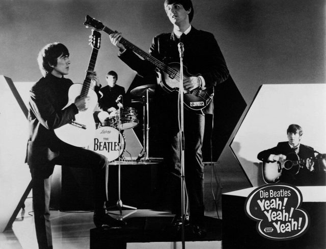    Кадр из фильма «The Beatles: Вечер трудного дня» (1964)