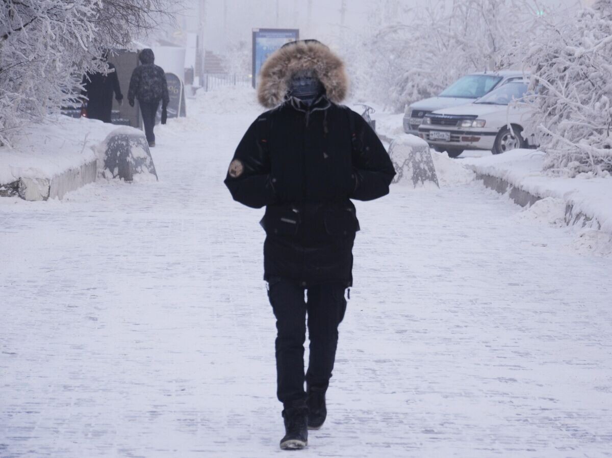    Местные жители на одной из улиц города Якутска | © РИА Новости / Болот Бочкарев