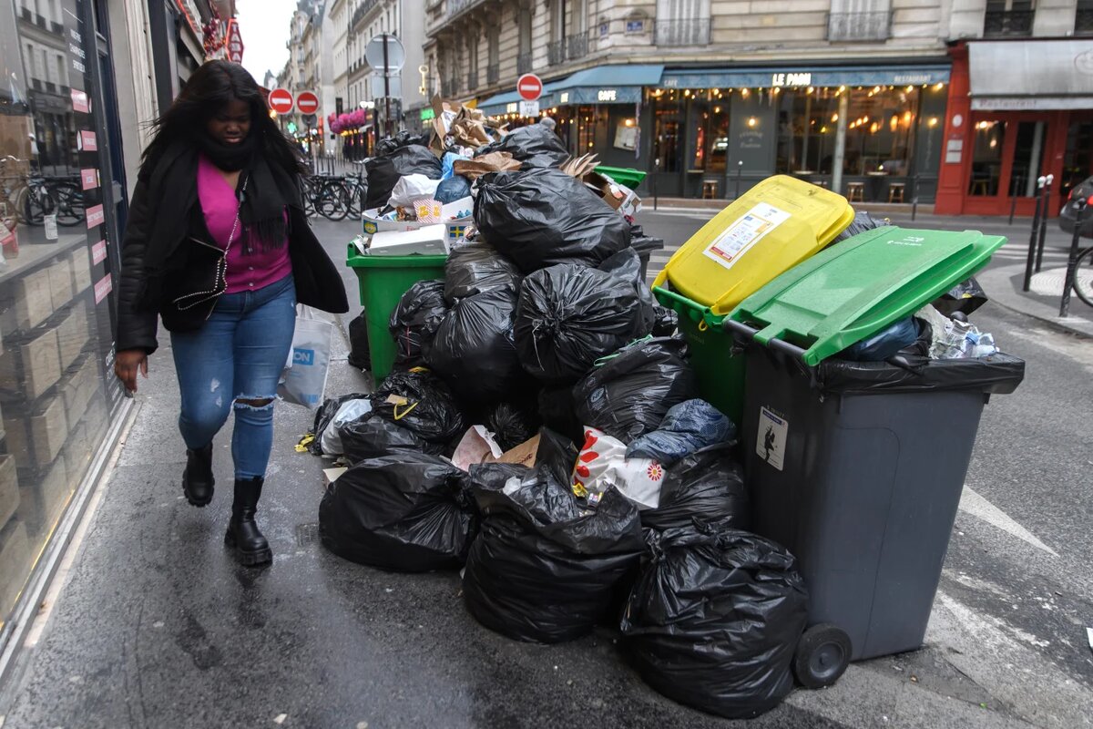 Rubbish bins are seen overflowing on the streets of Paris on Saturday. Julien Mattia/Le Pictorium Agency/Zuma Press