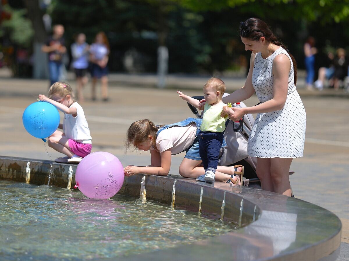    Жители города возле фонтана в Краснодаре | © РИА Новости / Виталий Тимкив