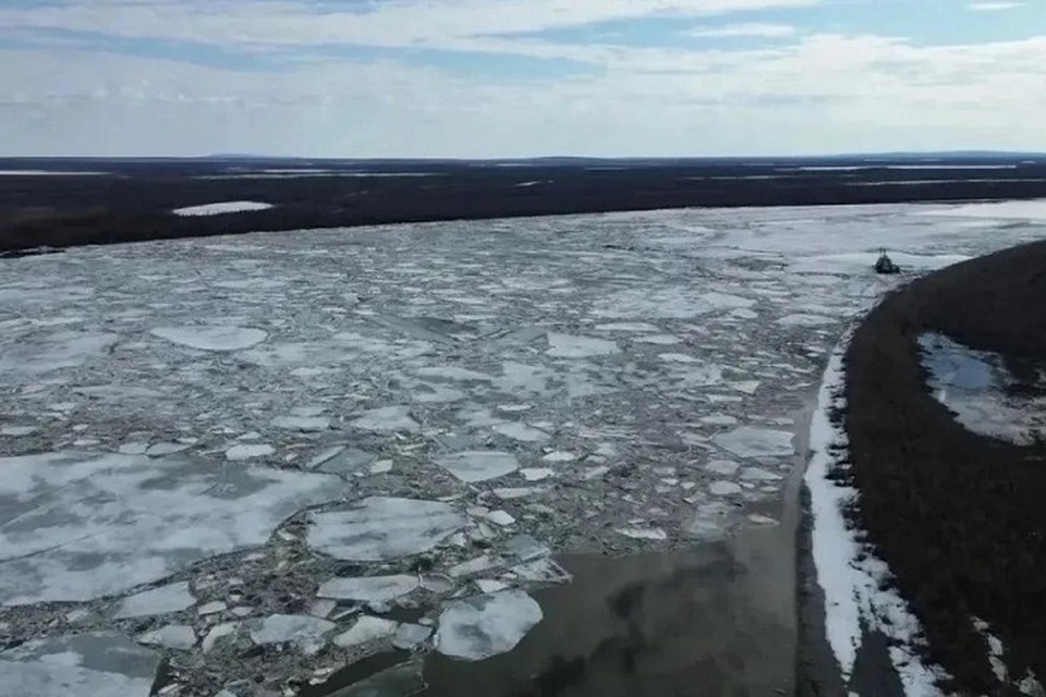    В Абыйском районе из-за ледохода дрейфует 9 судов на Индигирке. Фото: Минтранс Якутии