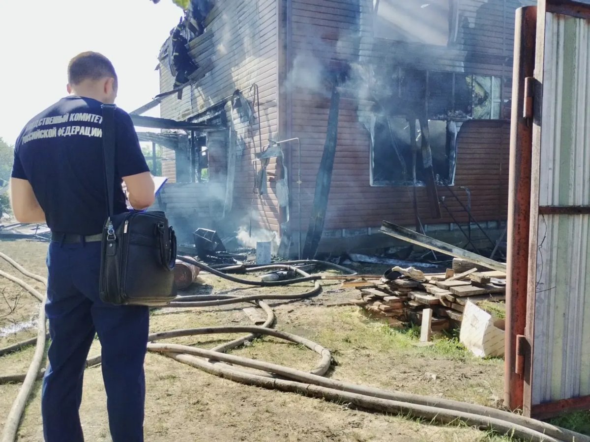     СК проводит доследственную проверку из-за гибели двух человек в пожаре в селе Введенское