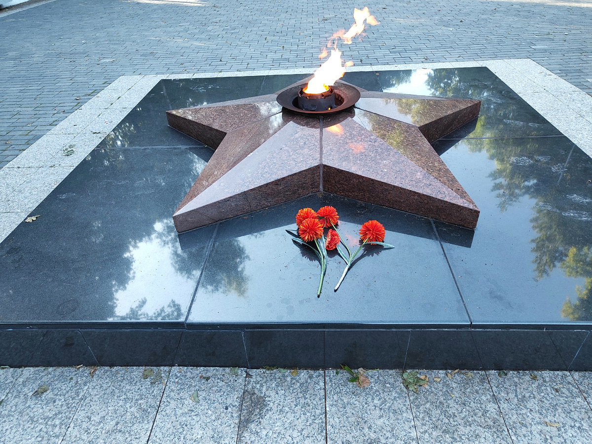 Вечный огонь Мемориального комплекса на братской могиле советских воинов в Зеленоградске Калининградской области.