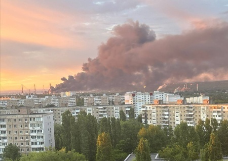    Сотни дронов атаковали Россию. Горят предприятия в трёх регионах
