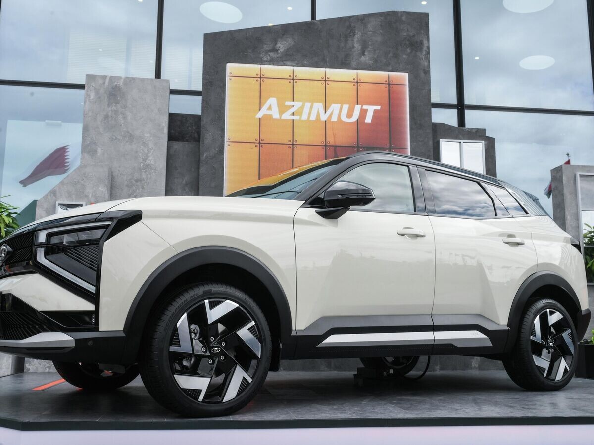    Презентация автомобиля Azimut на стенде "АвтоВАЗа" на ПМЭФ-2025© РИА Новости . Илья Питалев