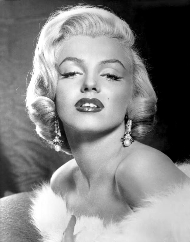 Мэрилин Монро умерла в 1962 году в возрасте 36 лет от передозировки барбитуратов в своем доме в Лос-Анджелесе.