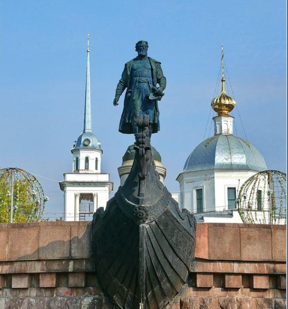 Памятник Афанасию Никитину в Твери.