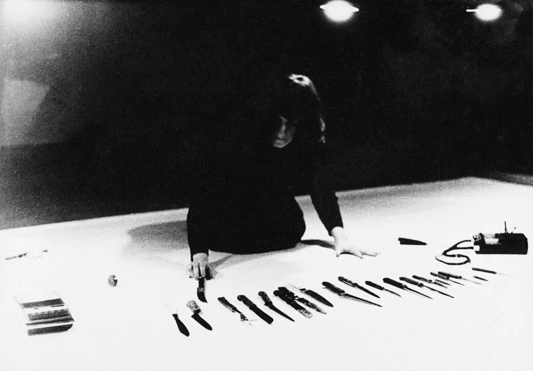 Перформанс «Ритм 10» Марины Абрамович, 1973 г.