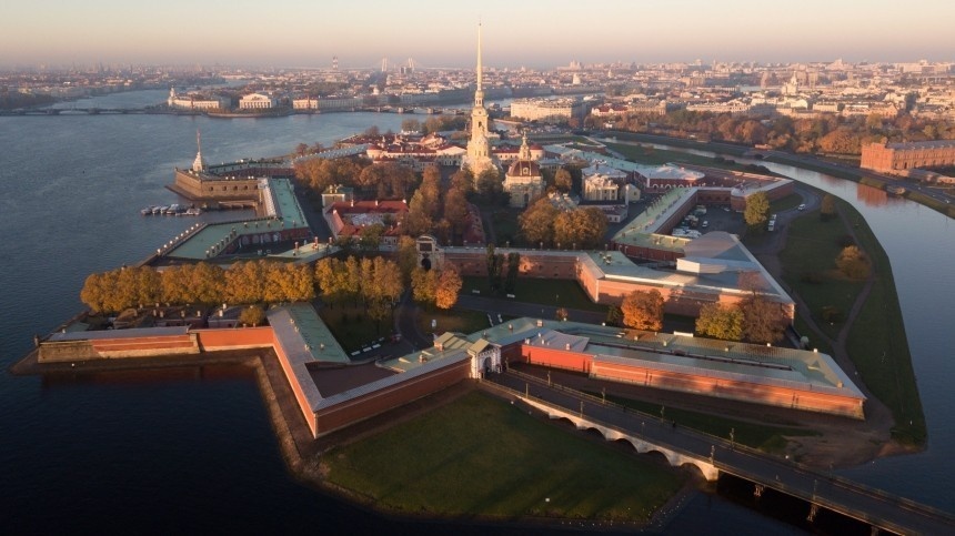 Петропавловская крепость — историческое ядро Санкт-Петербурга, памятник русского зодчества. Расположена на Заячьем острове в устье реки Невы.