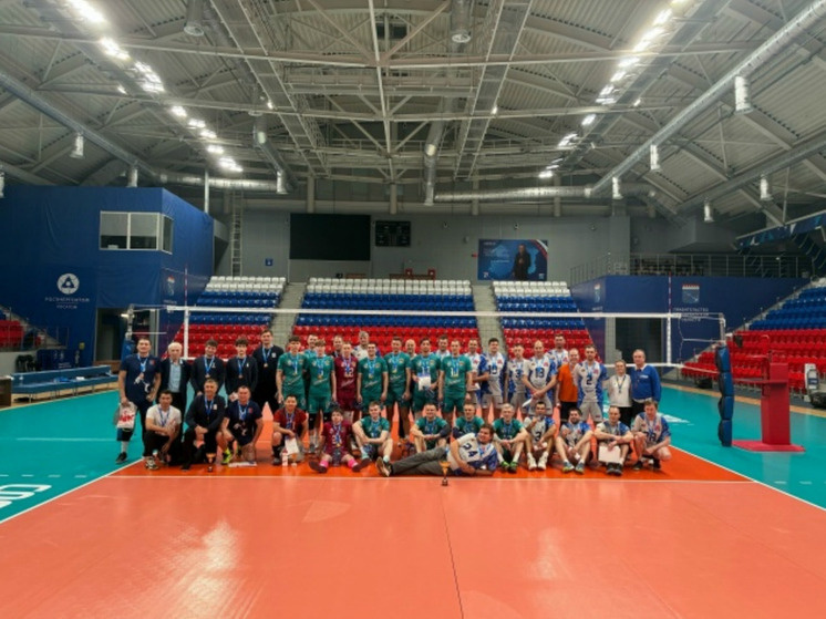     Команда из Выборга победила на чемпионате Ленобласти по волейболу среди мужчин. Фото: паблик Федерации волейбола Ленобласти/ВК.
