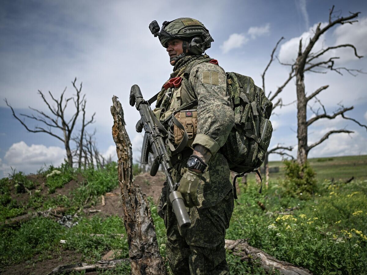    Российский военнослужащий в зоне проведения спецоперации | © РИА Новости / Сергей Бобылев