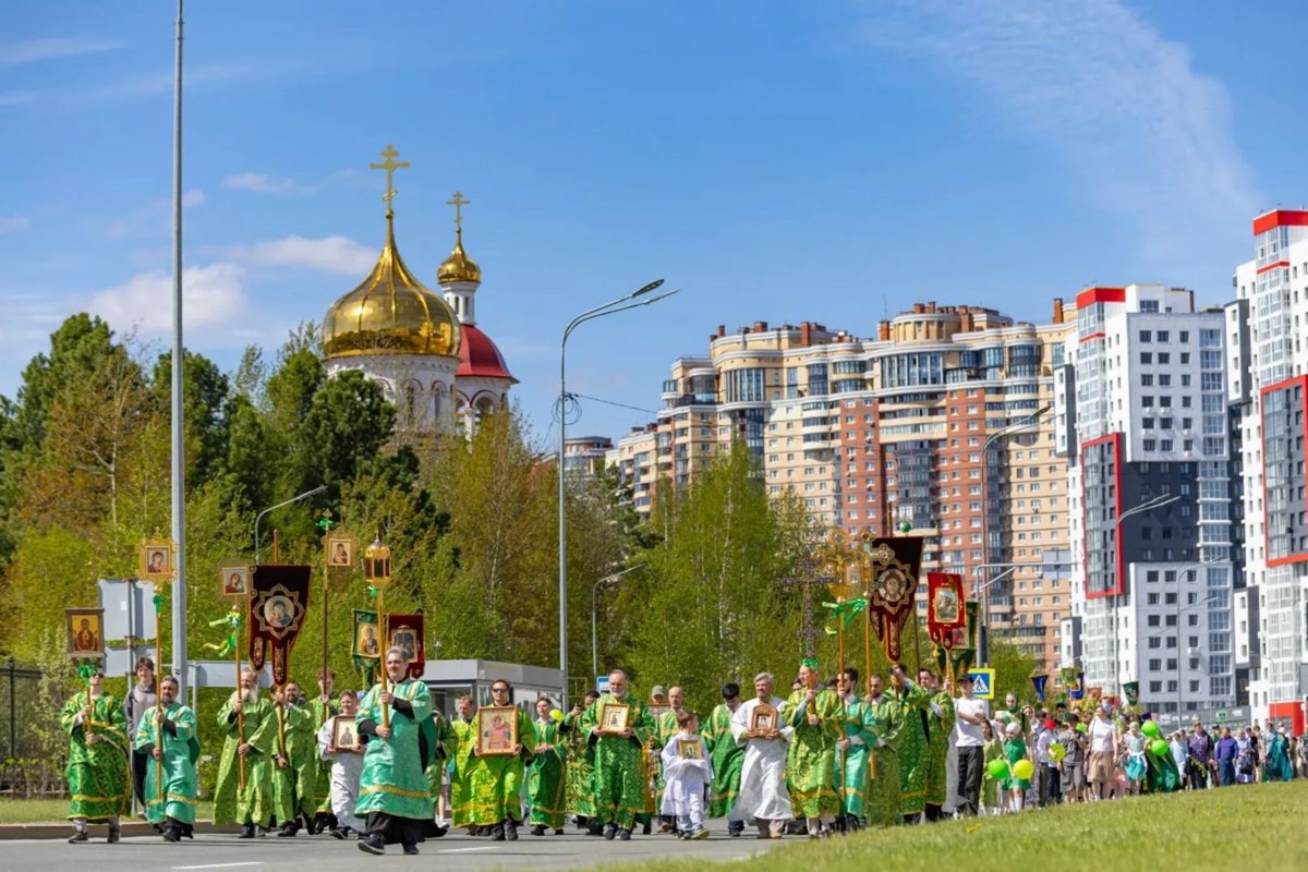     В Сургуте порядка 8 тысяч прихожан приняли участие в празднествах к Дню Святой Троицы