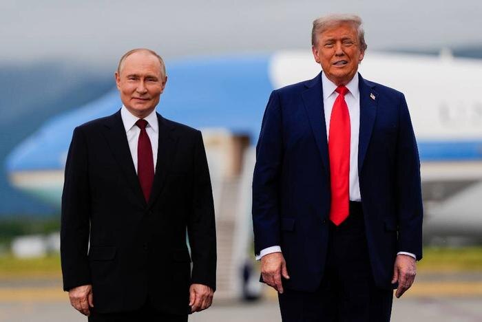 Владимир Путин и Дональд Трамп на саммите в Анкоридже. Обложка © ТАСС / AP / Julia Demaree Nikhinson