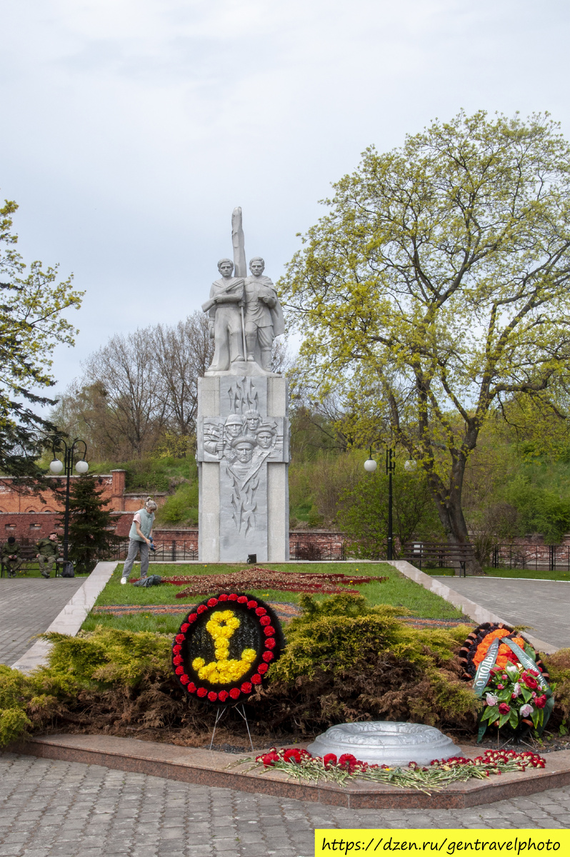 Мемориал перед крепостью Пиллау. 