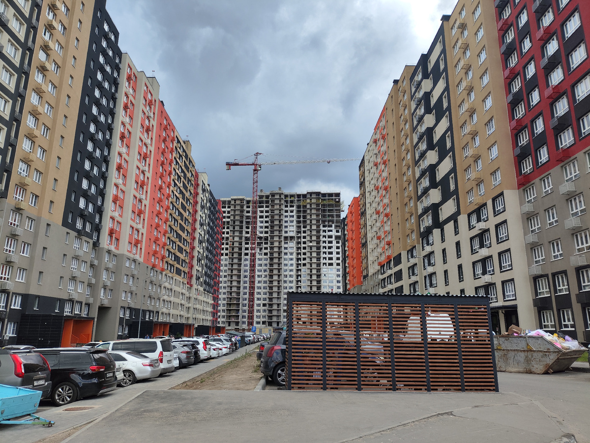 Стоянка машин около новостройки (один из домов еще не достроили). Фото автора