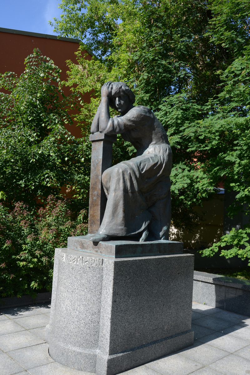 Памятник Марине Цветаевой в Борисоглебском переулке. Установлен в 2007 году. Авторы: скульптор Нина Александровна Матвеева, архитекторы Сергей Павлович Бурицкий и Анатолий Сергеевич Дубровский. Фото автора канала "Приключения Тома Сойера".