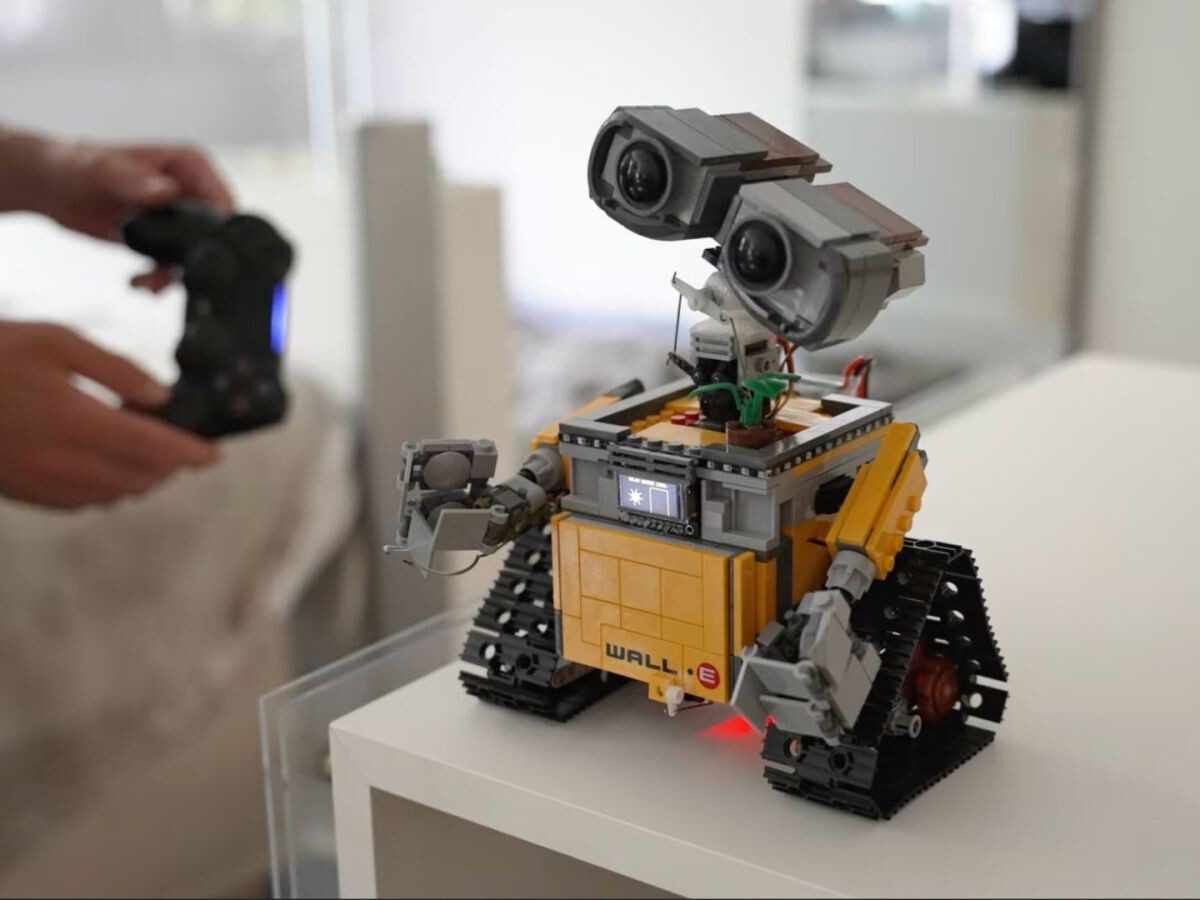    Блогер превратил LEGO-версию WALL-E в полноценного робота