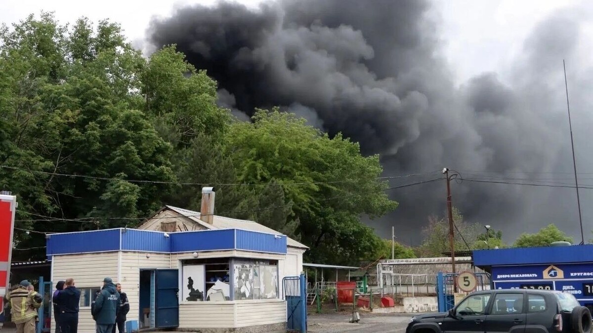   На кадрах видно, как огромный столб чёрного дыма, поднимающийся над нефтебазой   Тг Дины Алборовой