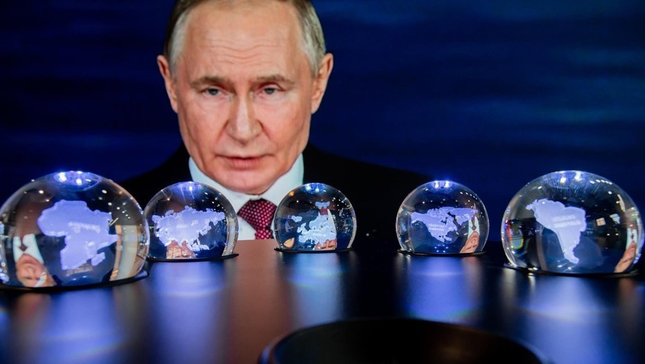    Трансляция Пленарного заседания на площадке ПМЭФ 2025. Автор фото: Ермохин Сергей