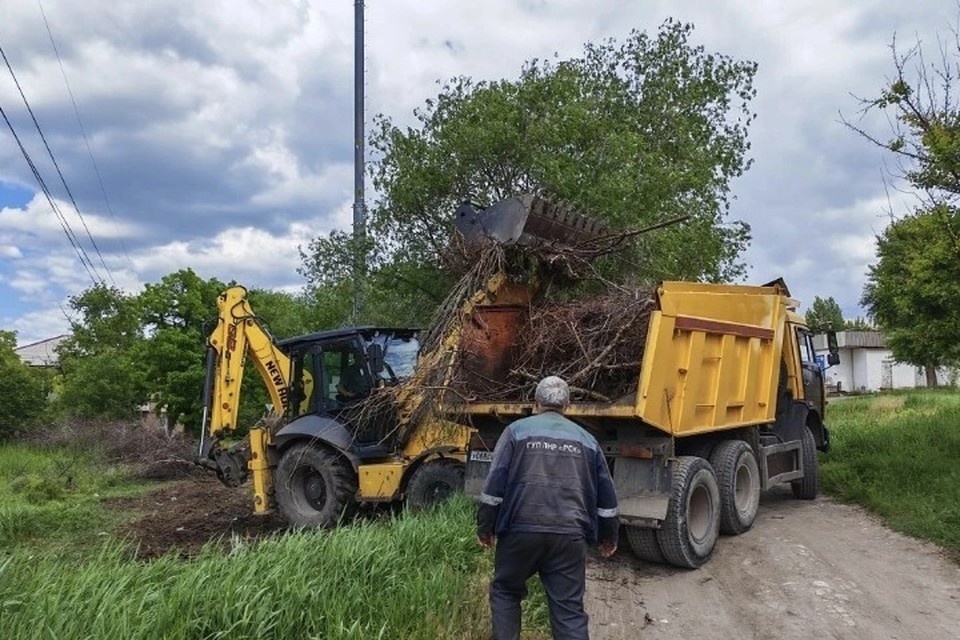    Вывезено 90 кубов веток и 55 кубометров мусора. ФОТО: Администрация города Луганска