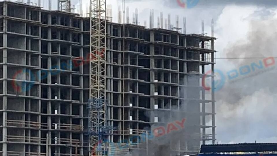 🔥На Левенцовке в Ростове на стройке загорелся грузовик