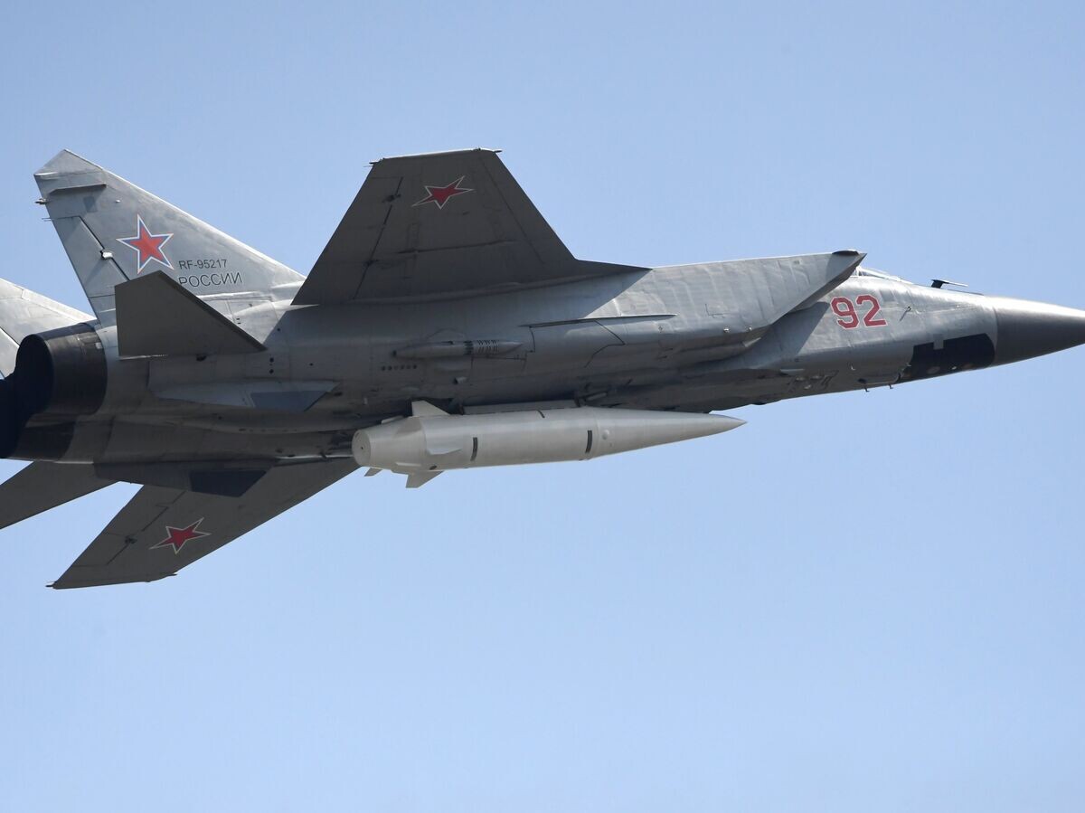   Многоцелевой истребитель МиГ-31 с гиперзвуковой ракетой "Кинжал"© РИА Новости . Илья Питалев
