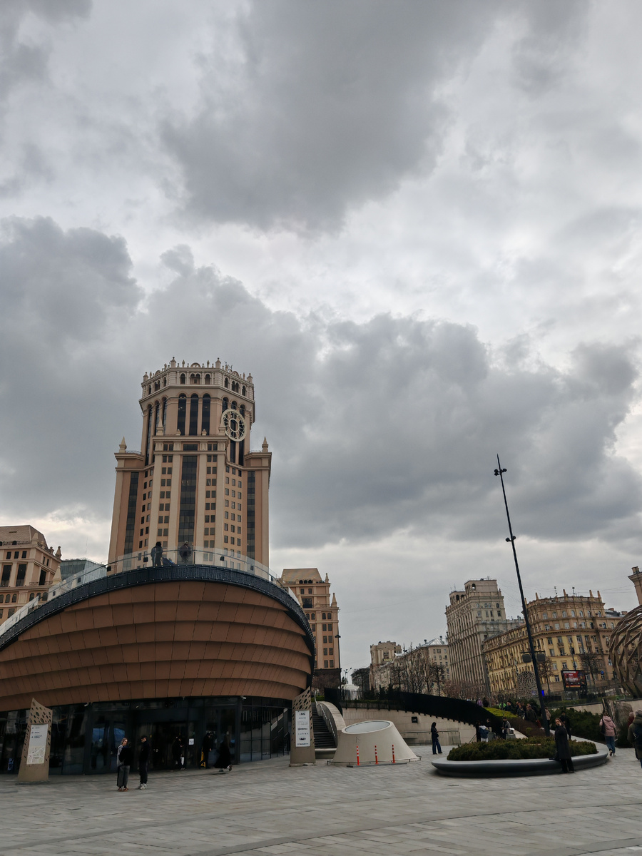 Москва нас погодой не радовала. Хорошо хоть не снег:)