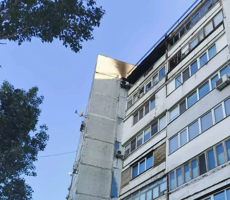    Один из ударов спровоцировал пожар в жилом доме. ФОТО: Максим Пухов.