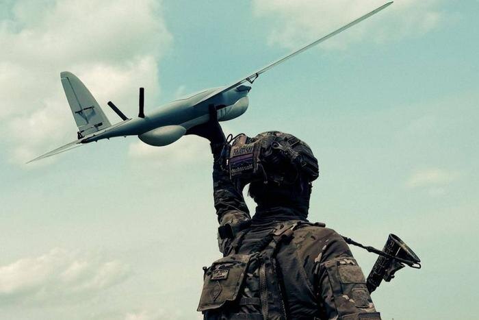 Украинский военнослужащий в беспилотником. Обложка © Пресс-служба Владимира Зеленского