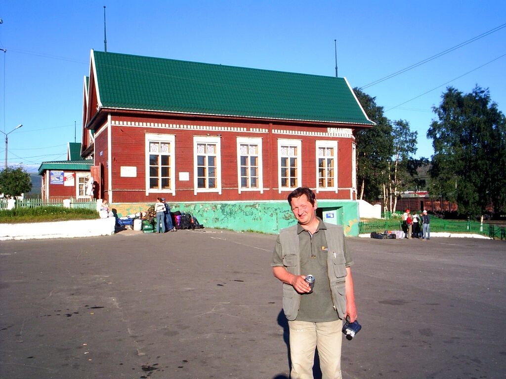 Скромный Кандалакшский ж/д вокзал. Остался прежним, но красивым с евроремонтом.