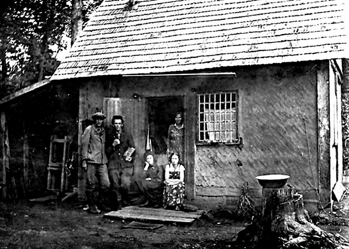 Сотрудники Горнотаежной станции в Супутинском заповеднике. 1935 г.