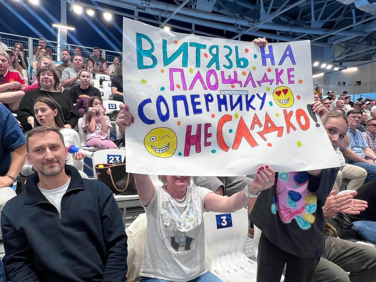    Местные болельщики отчаянно поддерживали дальневосточников
