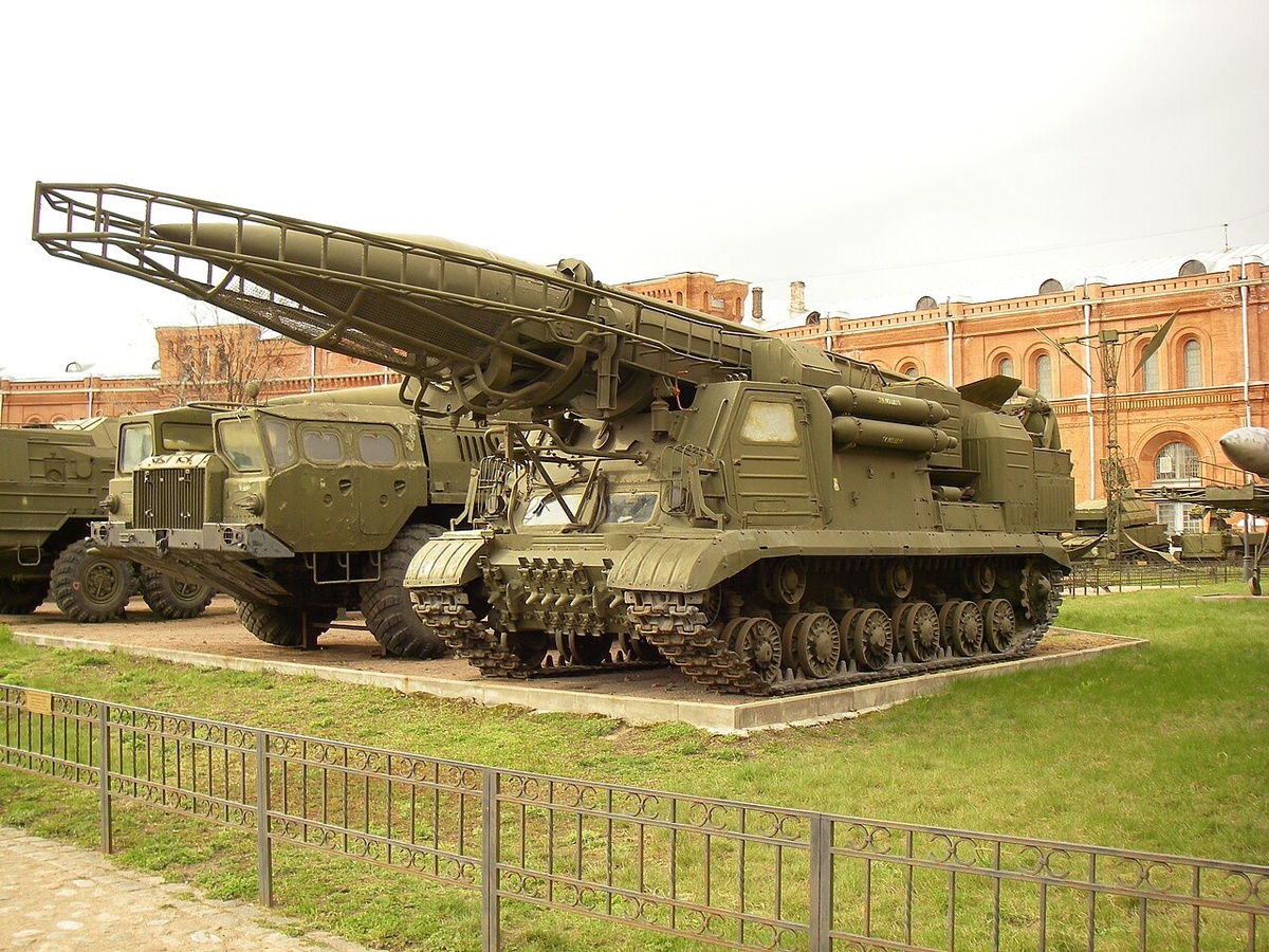 Пусковая установка 2П19 ракетного комплекса 9К72 «Эльбрус» на базе ИСУ-152К в Артиллерийском музее Санкт-Петербурга