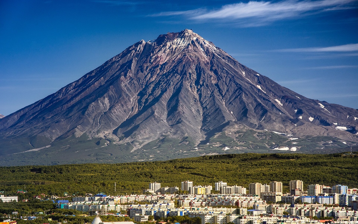 Петропавловск-Камчатский на фоне Корякского вулкана. Источник фото: Википедия