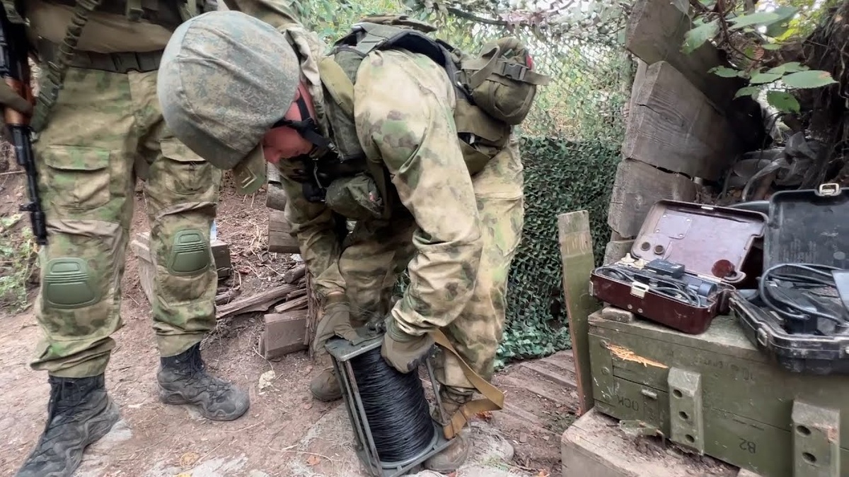 Так выглядит полёвка (в руках бойца-связиста). Она остаётся неизменным атрибутом и в современной армии. Справа стоят аппараты ТА-57.