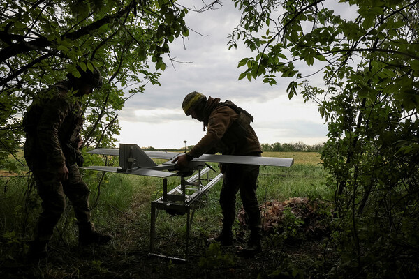 Украинские военные готовят к полету ударный дрон, май 2025 года / Radio Free Europe/Radio Liberty/Serhii Nuzhnenko via Reuters    📷
